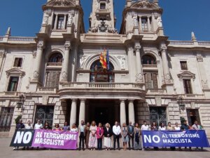 Minuto de silencio contra la violencia machista frente al Ayuntamiento de Valencia